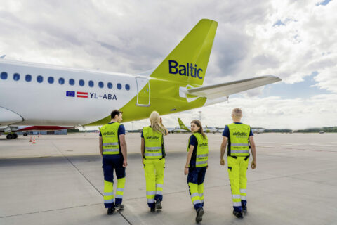 Jede Woche stellt AirBaltic bis zu fünfzehn neue Mitarbeiter im Technikbereich ein. Aktuell betreuen 521 Kolleginnen und Kollegen die ausschließlich aus Airbus A220-300 bestehende Flotte.