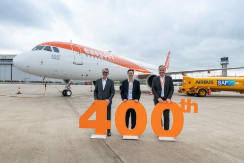 Auslieferungszeremonie des 400. Airbus für easyJet in Hamburg-Finkenwerder, v.links: Gaël Méheust, CEO bei CFM International; Shane Lord, Director Strategy, Network & Fleet bei easyJet und Christoph Zammert, Executive Vice President A320 Family Programme bei Airbus.