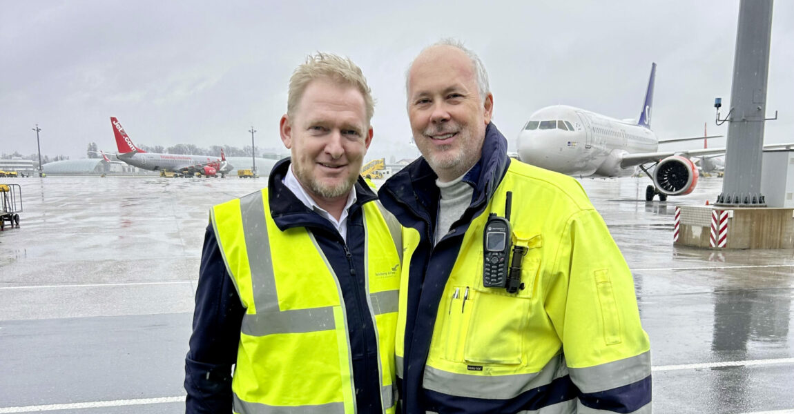 Nicolas Karres (rechts), Head of Ground Handling, und sein Stellvertreter Gernot Toiflhart haben die Abläufe am Flughafen Salzburg im Blick.