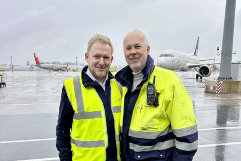 Nicolas Karres (rechts), Head of Ground Handling, und sein Stellvertreter Gernot Toiflhart haben die Abläufe am Flughafen Salzburg im Blick.
