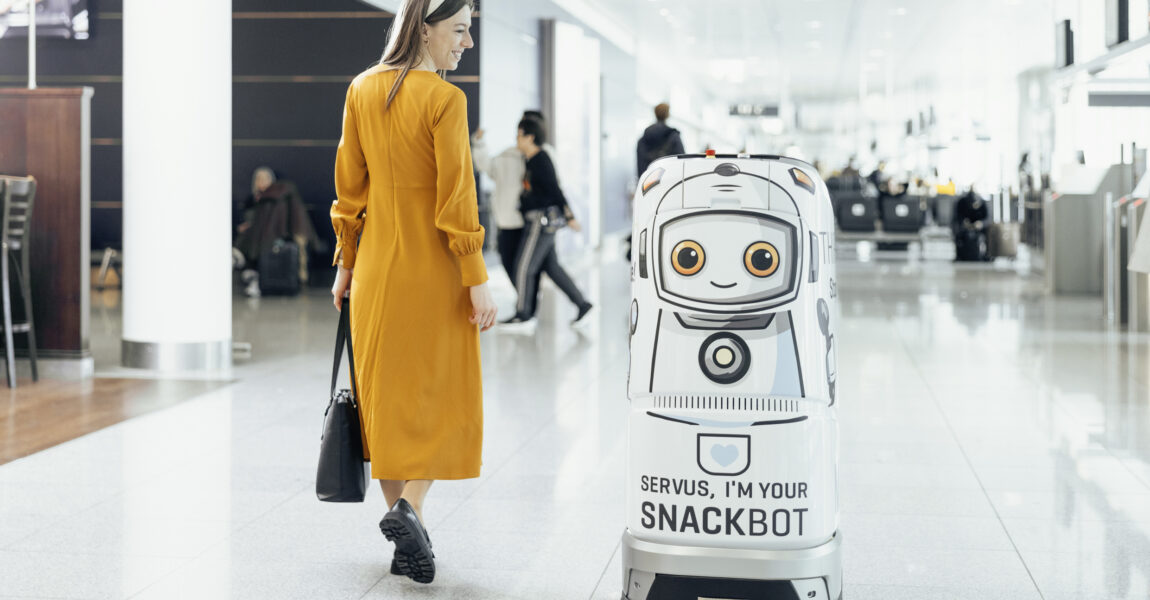 Serviceroboter Jeeves verkauft im Terminal 2 Softdrinks und Snacks.