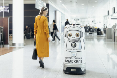 Serviceroboter Jeeves verkauft im Terminal 2 Softdrinks und Snacks.