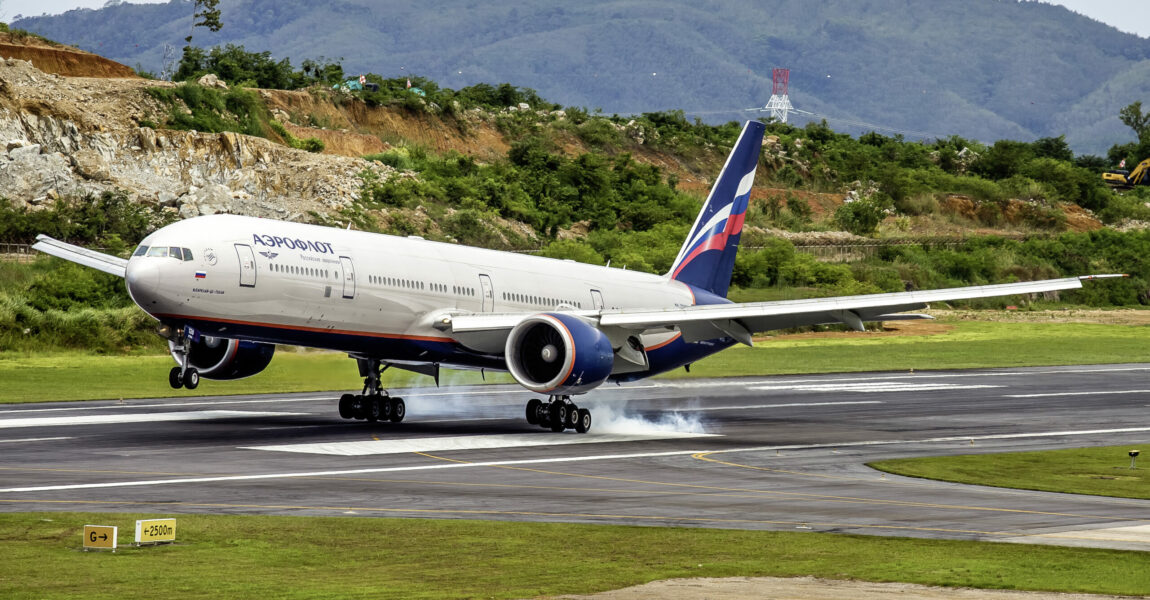 Die Ersatzteilbeschaf- fung auf dem Schwarzmarkt ermöglicht es russischen Airlines,
bis heute westliche Langstreckenflugzeuge einzusetzen – wie diese Boeing 777 von Aeroflot.