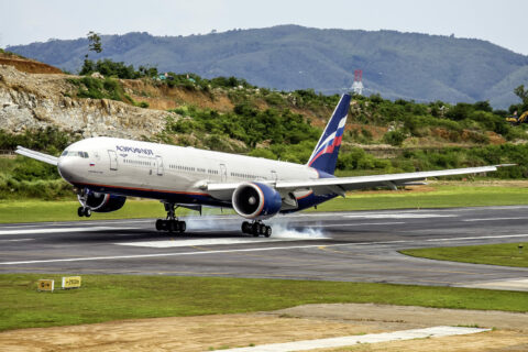 Die Ersatzteilbeschaf- fung auf dem Schwarzmarkt ermöglicht es russischen Airlines,
bis heute westliche Langstreckenflugzeuge einzusetzen – wie diese Boeing 777 von Aeroflot.