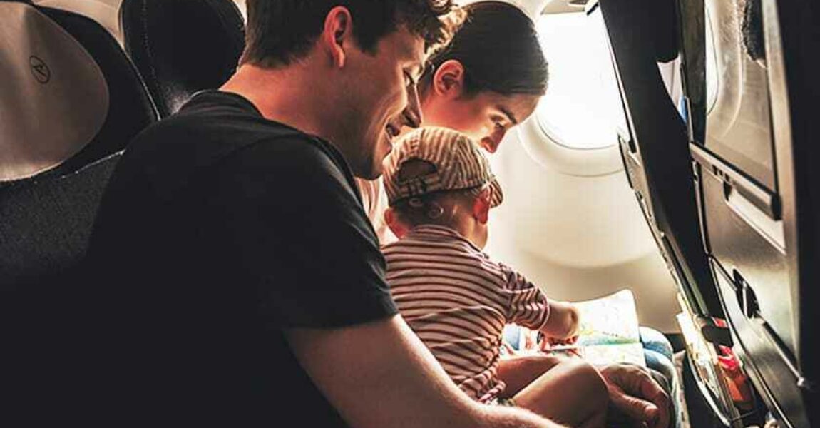 Fliegen mit Kind Darf der Kinderwagen mit ins Flugzeug?