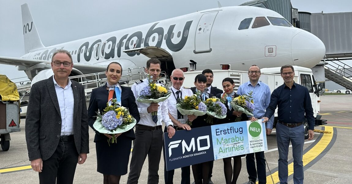 FMO-Marketingleiter Andrés Heinemann (r.) und sein Team begrüßen die Crew des Marabu-Airbusses auf dem Vorfeld des FMO.