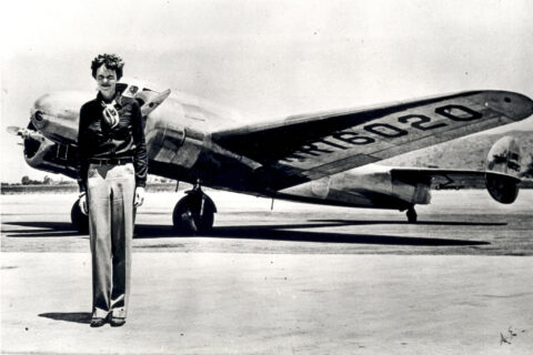 Amelia Earhart vor ihrer Lockheed Electra, mit der sie am 2. Juli 1937 spurlos über dem Pazifik verscholl.