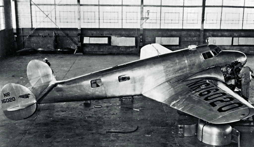 Vorbereitung der Lockheed 10E am Wheeler Field in den USA für die bevorstehende Weltumrundung.