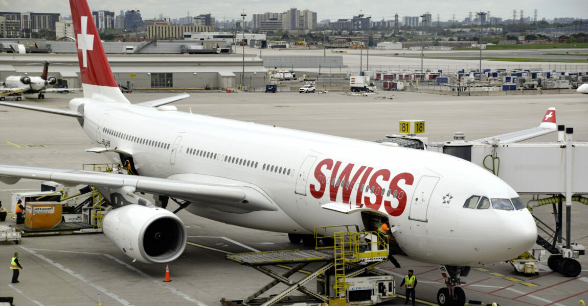 Nach dem Erstflug nach Toronto: Die A330-300 der Swiss,
Kennung HB-JHB, parkt am Gate des Pearson Airports.
