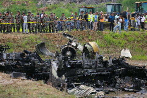 Nepalesische Armeeangehörige sperrten am 24. Juli die Absturzstelle der CRJ200 der Saurya Airlines am Tribhuvan International Airport in Kathmandu, Nepal, ab.