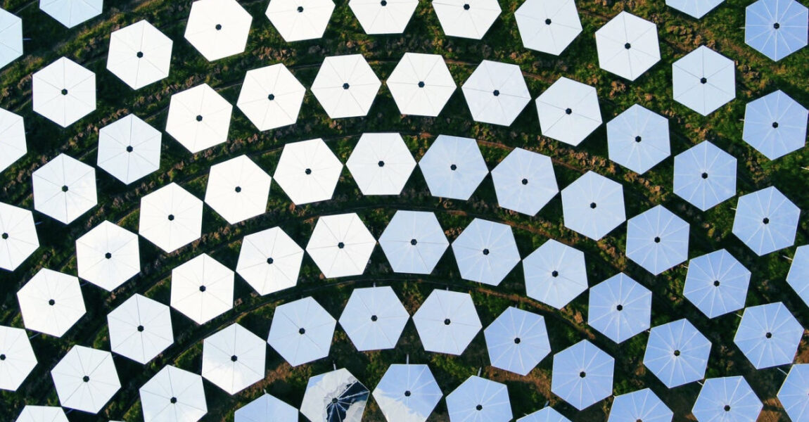 Eine Luftaufnahme des Spiegelfeldes der neuen industriellen Solartreibstoffanlage von Synhelion.