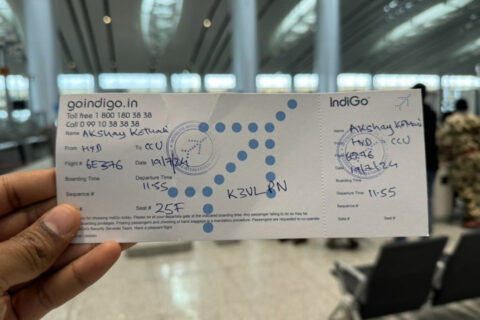 Aufgrund der Systemausfälle mussten die Boarding-Pässe bei IndiGo händisch ausgefüllt werden.