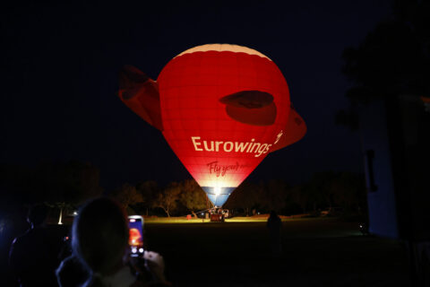 Victoria Swarovski und CEO Jens Bischof taufen Eurowings Heißluftballon.