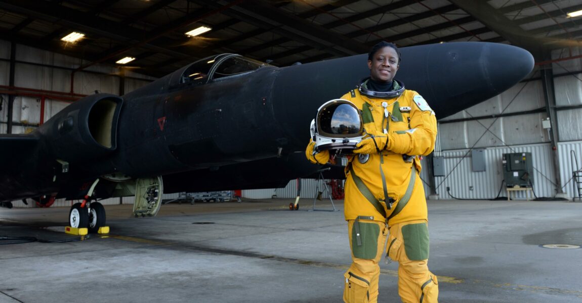 Colonel Merryl Tengesdal vor ihrem Aufklärungsflugzeug Lockheed Martin U-2