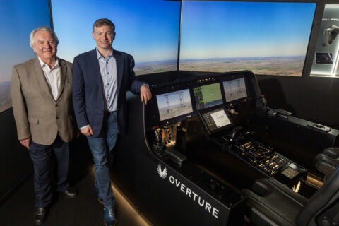 Am Overture-Flugsimulator stehen Mike Bannister (links), langjähriger Concorde-Chefpilot von British Airways und Boom-Supersonic-Gründer sowie CEO Mike Scholl.