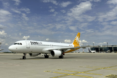Soeben gelandet: Das erste Sundair-Flugzeug im neuen Look – eine A320. Auf dem Leitwerk strahlt die aus zwei Händen geformte Sonne.