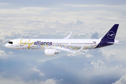 Lufthansa versieht eine A321neo mit dem Schriftzug „help alliance“ und vielen bunten „helping hands“.