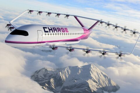 CHARGE (Carbon-neutral High-efficiency Aircraft for ReGional Electric flight) setzt auf die Kombination aus einer Box-Wing Konfiguration mit verteilten elektrischen Antrieben (DEP).