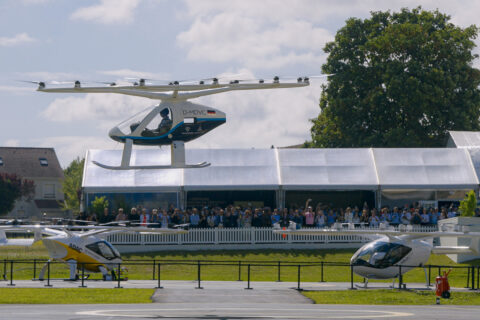 Volocopter präsentiert seine eVTOLs zur Einweihung des Vertiport auf dem Flugplatz von Saint-Cyr-l'École.