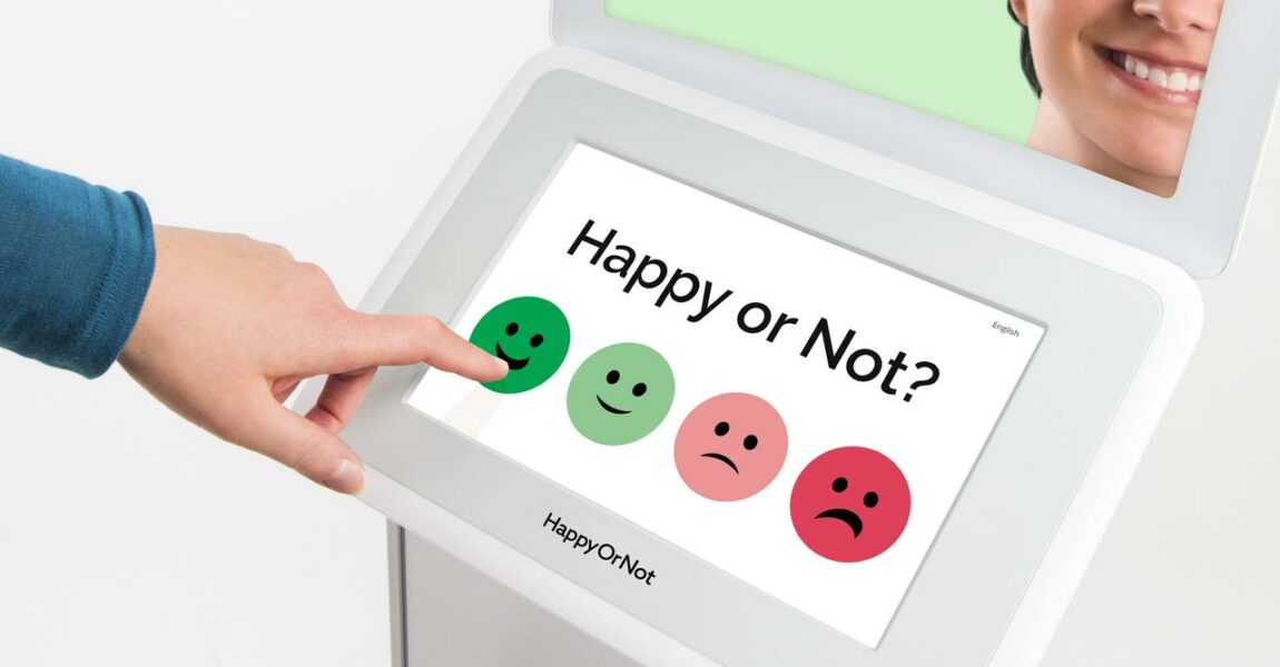 Am Flughafen Salzburg gibt es einen HappyOrNot-Terminal. Das Gerät macht auf Problemfelder aufmerksam, hilft als Monitoringsystem bei Entscheidungen, dient als Stimmungsbarometer.