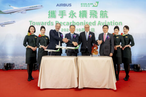 Von links: Airbus Executive Vice President Sales Benoît de Saint-Exupéry, EVA AIR-Präsident Clay Sun, Airbus CEO Christian Scherer, EVA AIR Executive Vice President Albert Liao.