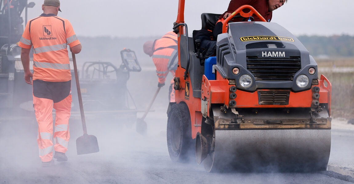 Auf dem Vorfeld des Frankfurter Flughafens wird weltweit erstmalig CO2-neutrales Bitumen an einem Airport verbaut.