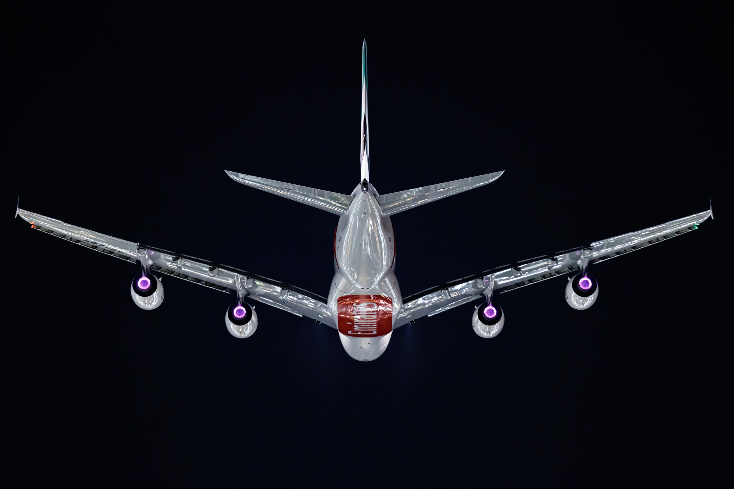 Schlaflos in Perth? Nun, eines Abends schaute Marcus Graff im Westen Australiens in den Himmel, und just in diesem Moment flog eine startende A380 der Emirates über ihn hinweg. Schnell war seine Kamera gezückt und der Riesen- airbus mit der Kennung A6-EOH eingefangen – das allerdings nur auf Graffs Speicherkarte. Bild: Marcus Graff