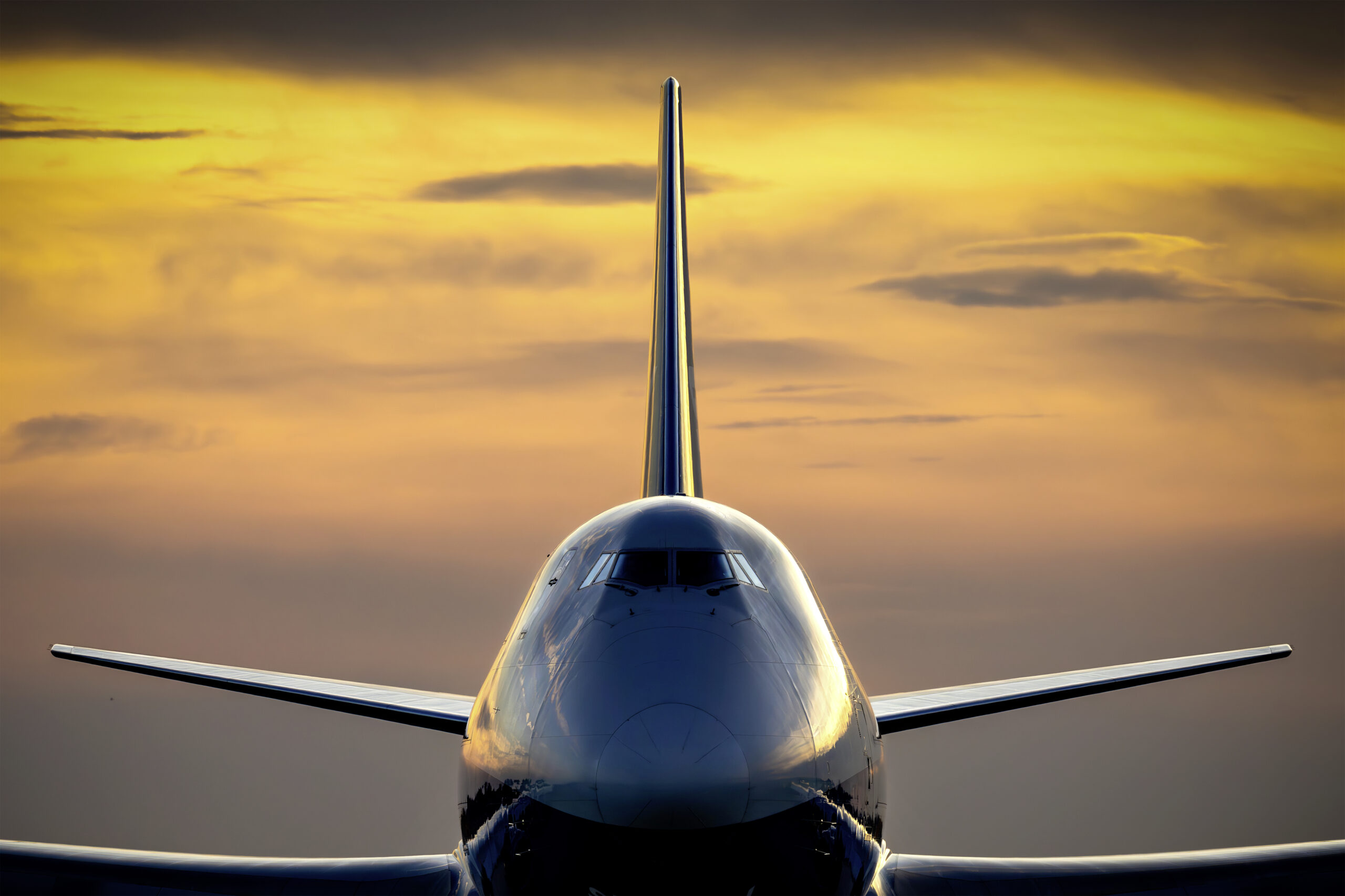 „ Die Menschen lieben  die Dämmerung mehr  als den hellen Tag“ –  das sagte sich nicht nur Goethe, sondern vielleicht auch der Fotograf Javi Sanchez und griff im spanischen Barcelona zur Kamera. Die Boeing 747-8F der Silk Way Airlines stand nur allzu gerne Modell. Bild: Javi Sanchez