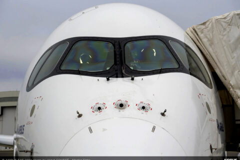 Das Testflugzeug Airbus A350-1000 wurde am Bug mit Systemen für das autonome Fliegen ausgerüstet. Sie sind rot umrandet angeordnet.