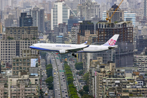 Zuweilen finden sich selbst Flugzeuge im Großstadt-Dschungel zurecht. Wie zum Beweis nimmt diese A330-300 der China Airlines, Kennung B-18356, problemlos Kurs auf ihren Heimatflughafen Taipeh. Und der italienische Fotograf Stefano Rizzi hielt den Anflug dankbar fest.