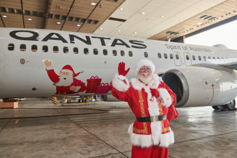 Der Weihnachtsmann lässt grüßen: Qantas hat unter anderem eine Boeing 737-800 weihnachtlich beklebt.