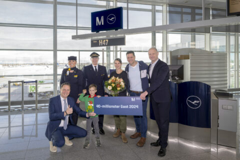 Begrüßung des viermillionsten Fluggasts im Jahr 2024 am Flughafen München durch (l-r): Oliver Dersch, Leiter des Geschäftsbereichs Aviation der Flughafen München GmbH, Kabinenchefin Sandra Hille, Finn Valair, Flugkapitän Rolf Christoph Schwarz, Christine Valair, Jeff Valair und Jost Lammers, Vorsitzender der Geschäftsführung der Flughafen München GmbH.