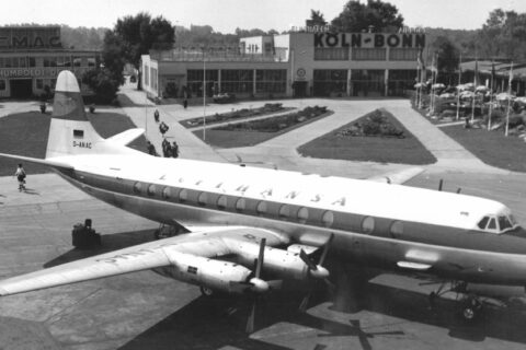 Eine Vickers V.814D Viscount der Lufthansa auf dem Vorfeld des Flughafens Köln/Bonn.