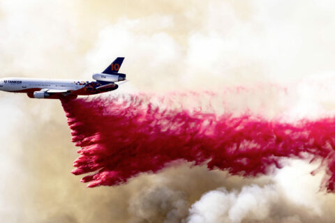 Die vier umgerüsteten DC-10 von „10 Tanker“ kommen landesweit in den USA zum Einsatz. Sie können die 35 600 Liter Löschmittel an Bord binnen vier Sekunden abwerfen.