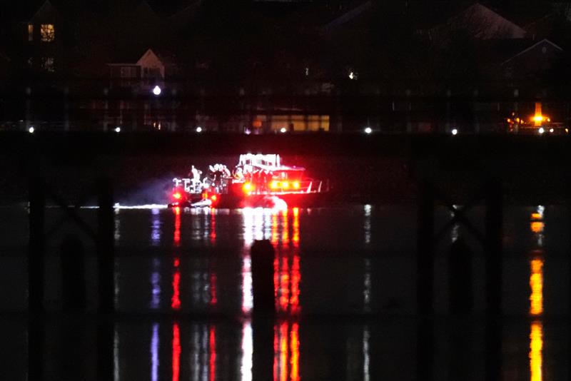 Flugzeugabsturz in Washington: Eine Bombardier CRJ700 des American Airlines Regionalpartners PSA kollidierte gegen 21 Uhr US-amerikanischer Zeit mit einem Militärhubschrauber.