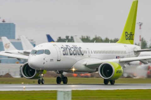 Die Fluggesellschaft betreibt mehr als 130 Strecken von ihren Drehkreuzen in Riga, Tallinn, Vilnius, Tampere.