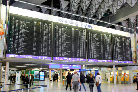 Auch wenn sich die Terminals wieder füllen, ist in Deutschland noch lange nicht wieder das Vor-Corona-Niveau bei den angebotenen Sitzplätzen erreicht.