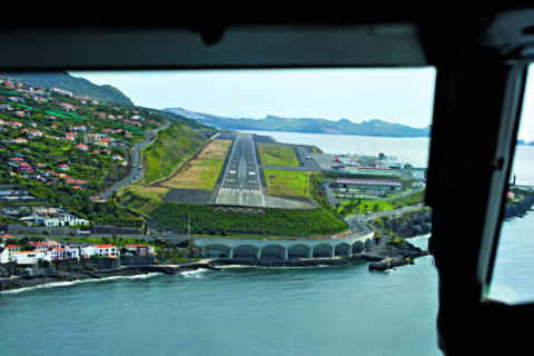 Der Madeira Funchal Airport (FNC) liegt direkt an der Küste und zählt zu den am schwierigsten anzufliegenden Flughäfen.
