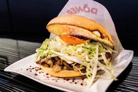 Wer gern Döner isst, kann ihn jetzt auf dem Flug mit Corendon Airlines in die Türkei an Bord bestellen.