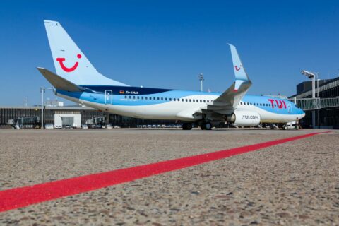 Eine Boeing 737-800 von TUIfly am Heimatflughafen Hannover.