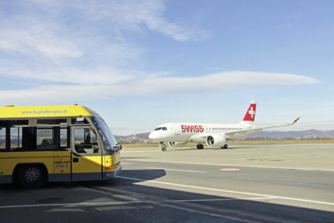 Eine A220 der Swiss musste am 23. Dezember auf dem Flughafen von Graz notlanden. Dichter Rauch hatte sich während des Flugs in Kabine und Cockpit ausgebreitet. Ein Besatzungsmitglied verstarb eine Woche später im Krankenhaus.