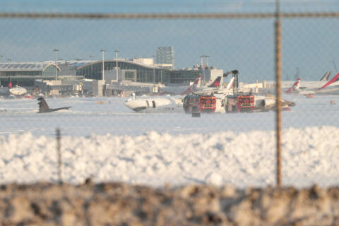 Unfall in Toronto: Eine Bombardier CRJ-900LR verliert bei der Landung die Kontrolle.