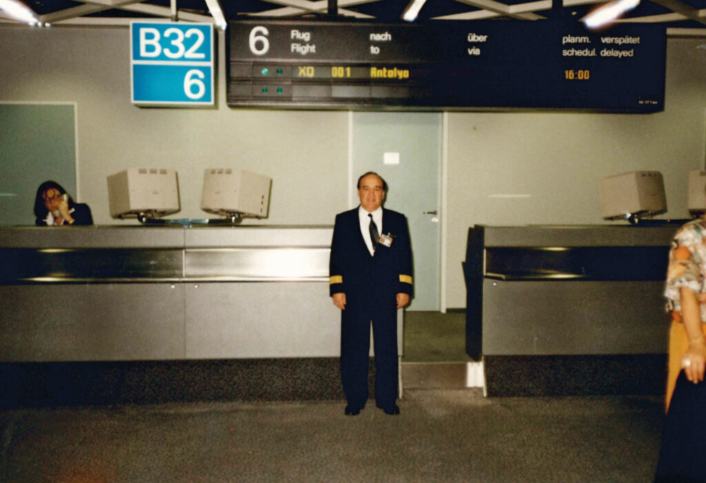 Die historische Aufnahme zeigt den Schalter in Frankfurt vor dem ersten Flug der Airline SunExpress.