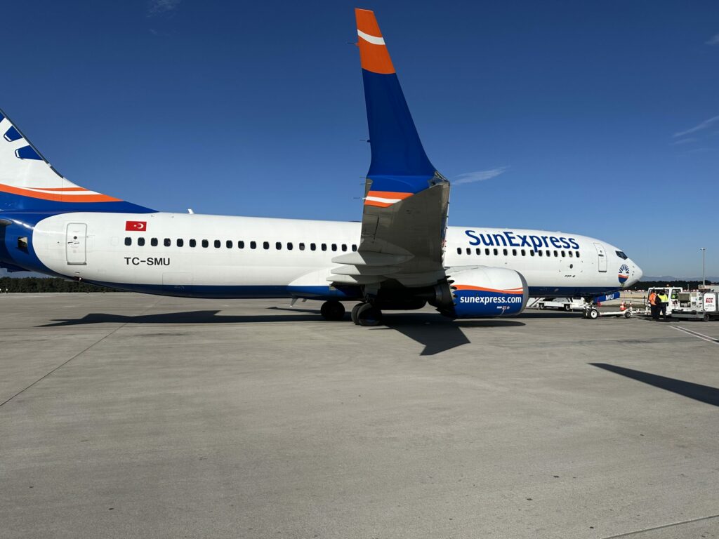 Eine Boeing 737-8 MAX, Registrierung TC-SMU, auf dem Vorfeld vom Flughafen Antalya.