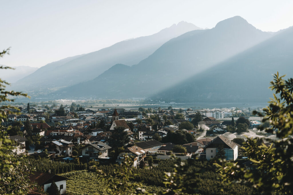 Ein Sommer in der Lana-Region in Italien.