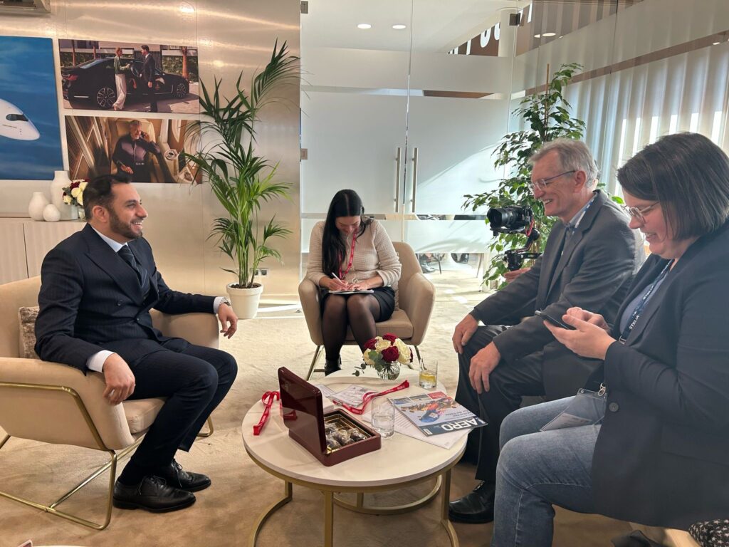 AERO INTERNATIONAL-Redakteurin Astrid Röben (v.l.) und Herausgaber Dietmar Plath im Gespräch mit Emirates-CCO Adnan Kazim.
