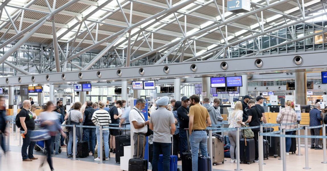 Heute früh warteten Tausende Passagiere am Flughafen Hamburg vergeblich auf den Abflug.