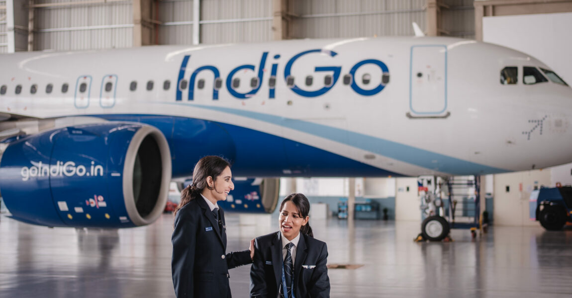 Piya Oberoi (stehend) und Malvika Sharan sind Kapitäninnen der indischen Low-Cost-Airline Indigo. Neben ihrem Dienst im Cockpit sind sie zwei von 425 Mentoren der Airline, die 1915 junge Kopilotinnen und Kopiloten von Indigo betreuen. 