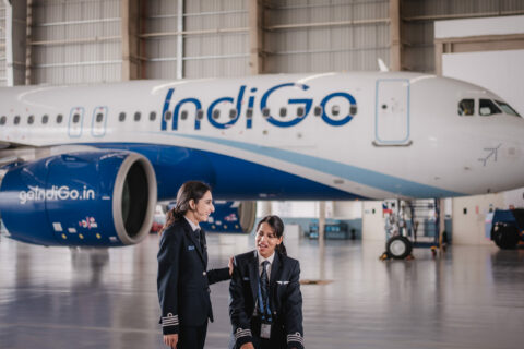 Piya Oberoi (stehend) und Malvika Sharan sind Kapitäninnen der indischen Low-Cost-Airline Indigo. Neben ihrem Dienst im Cockpit sind sie zwei von 425 Mentoren der Airline, die 1915 junge Kopilotinnen und Kopiloten von Indigo betreuen. 