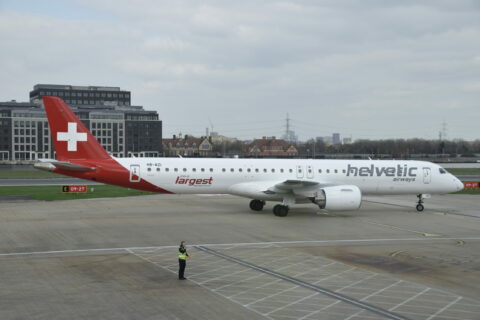 Premiere für Helvetic Airways: Die E195-E2 landet erstmals in London City.